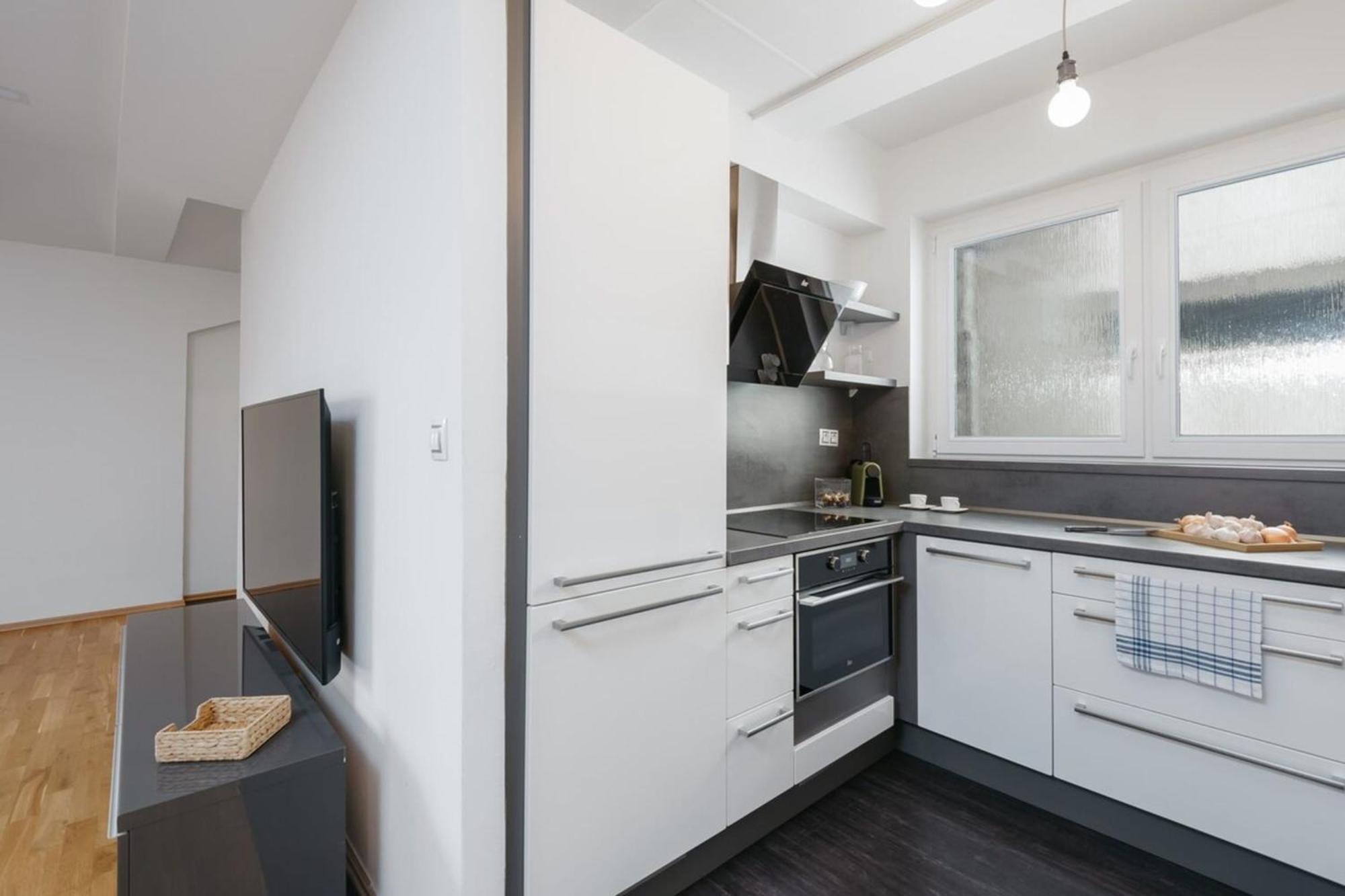 Eli Spacious With Old Town View, Parking & Ac Appartement