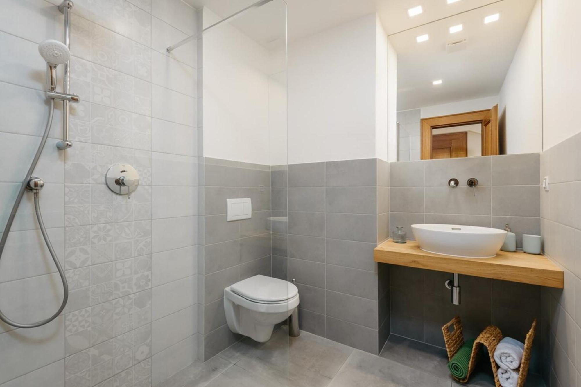 Appartement Eli Spacious With Old Town View, Parking & Ac