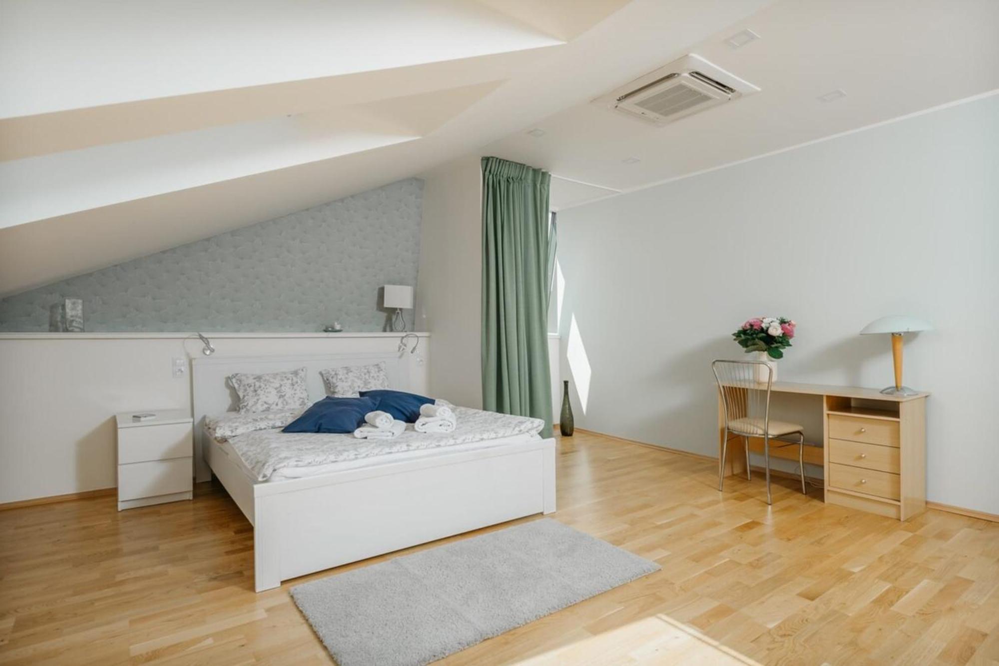 Eli Spacious With Old Town View, Parking & Ac Appartement